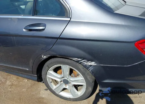 2011 Mercedes-Benz C 300 Luxury/Sport z USA, uszkodzony, nr VIN WDDGF5EB6BR185986